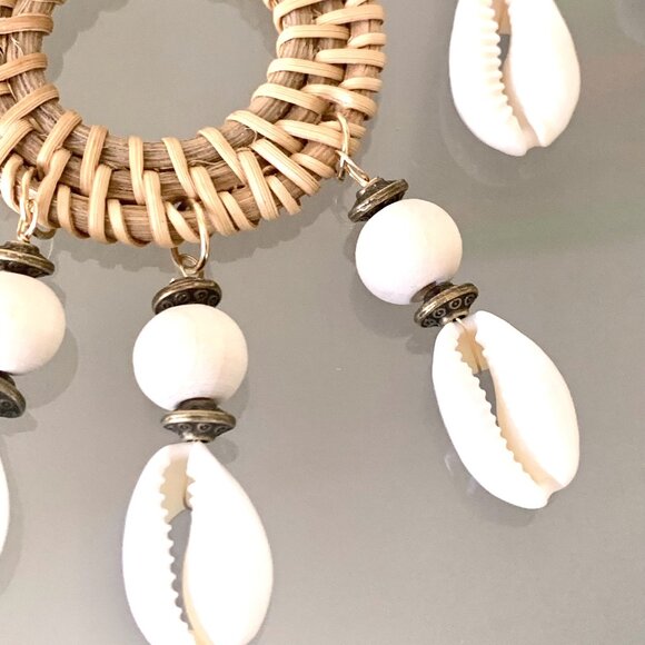 4 1/8"L Beachy Rattan Natural Cowrie Seashell Beaded Tassels Dangle Earrings New - Picture 4 of 5